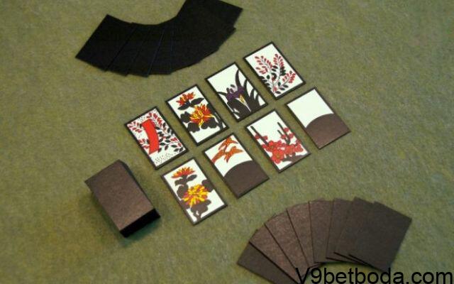 Các lá bài Karuta Hanafuda in biểu tượng những loài hoa đặc trưng của đất nước Nhật Bản